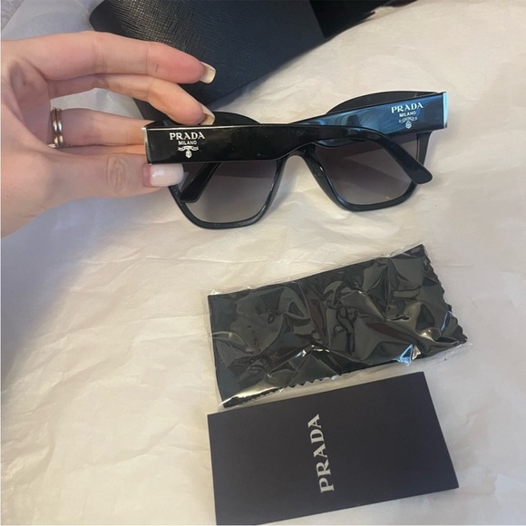 Authentic black  Prada sunglasses - Picture 5 of 5